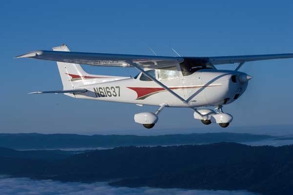 N61637 Cessna 172 at AeroDynamic Aviation flight training school San Jose San Francisco Bay Area California
